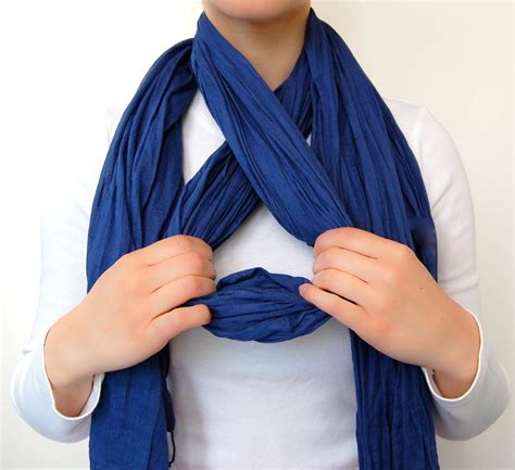 How to tie a scarf .